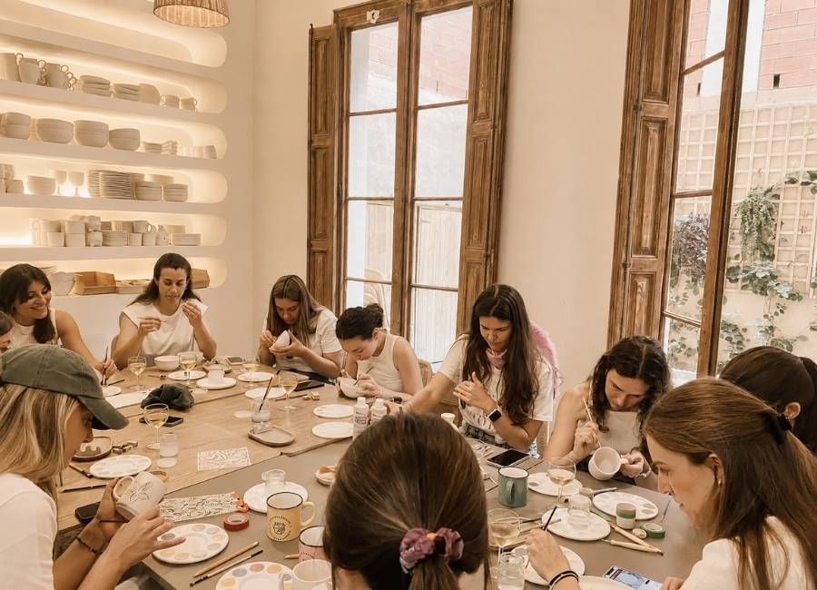 Team building creatiu pintant ceràmica per a empreses a Barcelona